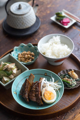 スペアリブと茹で卵のごはん