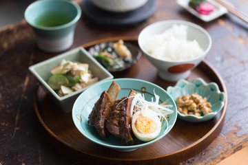 スペアリブと茹で卵のごはん