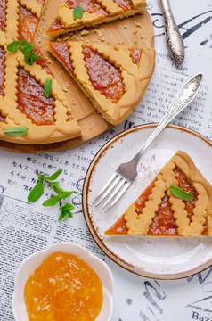 Round tart of shortbread and jam