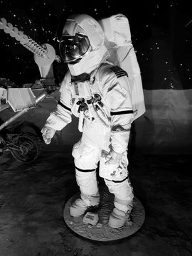 astronaute isol&eacute; en combinaison spatiale 