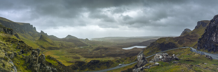 Burzowa panorama gór, jezior i drogi w  Szkocji. - obrazy, fototapety, plakaty