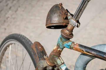 Deurstickers verweerde, oude roestige fietskoplamp - verroeste fiets © hanohiki