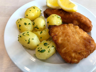 Fried chicken with parsley potatoes and lemon ... Backhendl mit Petersilkartoffeln und Zirtone.