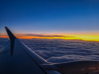 Fototapeta na wymiar Sonnenaufgang über den Wolken
