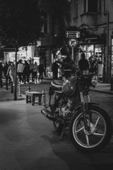 Motorrad bei Nacht in Schwarz-Weiß