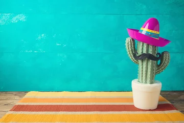 Tuinposter Cinco de Mayo vakantie achtergrond met Mexicaanse cactus en feest sombrero hoed op houten tafel © maglara