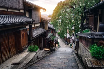 Foto op Aluminium Beautiful street in old town of Higashiyama district, Kyoto City, Japan. The Higashiyama District is preserved historic districts. It is a great place to experience traditional old Kyoto culture. © Summit Art Creations