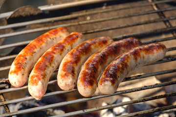 Grillen: Bratwurst auf Grillrost