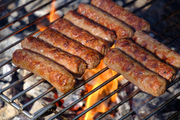 Cevapcici, Tschewaptschitschi auf Grill