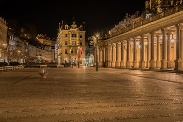 Karlsberg Kurzentrum Kolonnaden , Karlovy Vary,  bei Nacht