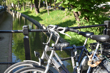 Fototapeta na wymiar Vélos et canal à Utrecht, Pays-Bas