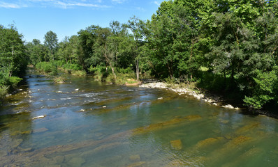 Fra&icirc;cheur et qui&eacute;tude au bord de l'eau le long de la rivi&egrave;re dans le pays basque
