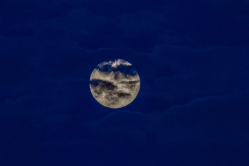 Lune derrière les nuages