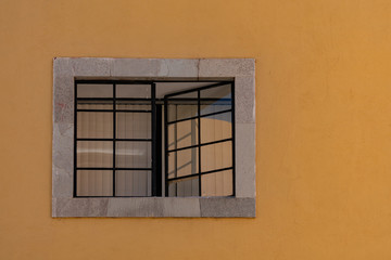 Obraz premium Mexican classic colonial style window with yellow wall in Guanajato Mexico