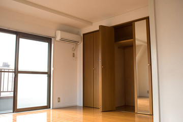 Empty room with closet for rent in Tokyo, Japan　賃貸アパートの空室 クローゼット