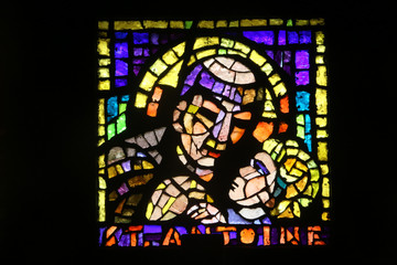 Saint-Antoine de padoue et l'Enfant Jésus. Vitrail. Eglise Notre-Dame des Alpes. Le Fayet. / St. Anthony of Padua and the Child Jesus. Stained glass. Church of Our Lady of the Alps. The Fayet.