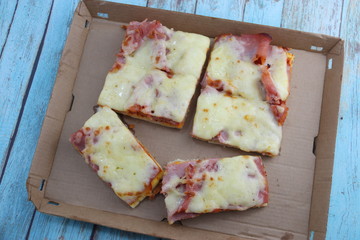 Parts de pizza dans un carton