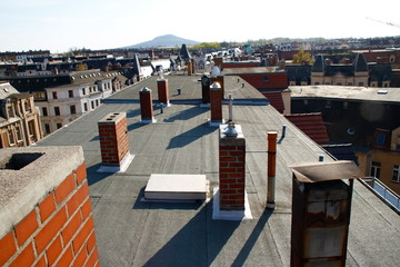Blick auf ein Dach mit gemauerten Kaminen
