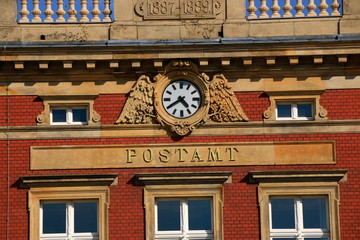 Uhr in der Fassade des Postamt in der Stadt Görlitz