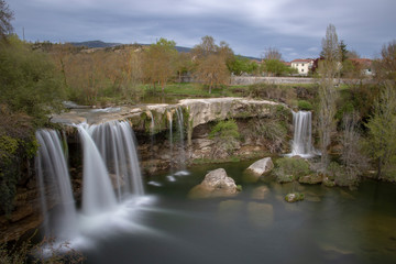 Fototapeta na wymiar waterfall in park - pedrosa de tobalina