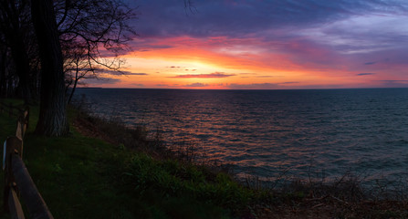 Fototapeta na wymiar Cliff along Lake Erie at sunset