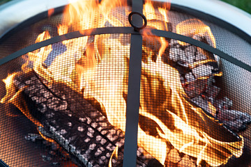 Feuer unter einem Schutzgitter