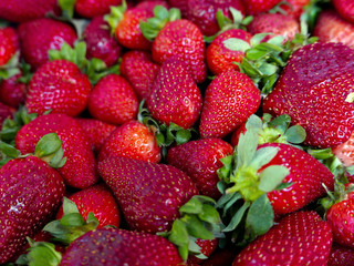 grande gruppo di attraenti fragole rosse al mercato
