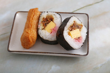 おいしそうな巻き寿司と稲荷寿司