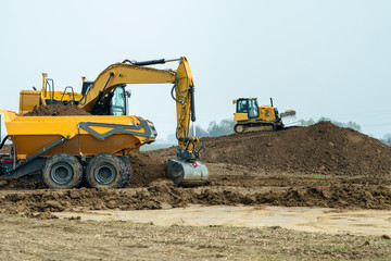 Obraz premium Erdaushub auf einer Baustelle mit Bagger