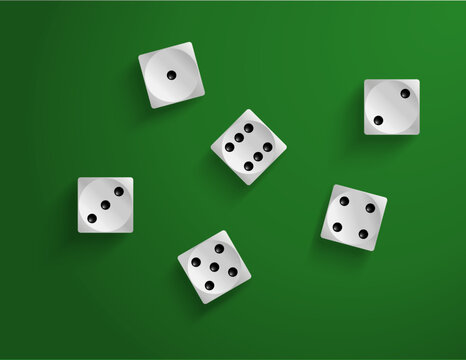 Set di dadi da gioco su tavolo verde visti dall'alto