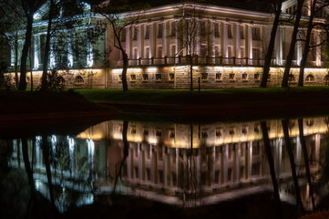 Fototapeta na wymiar Beautiful building illuminated by lights reflected in the river