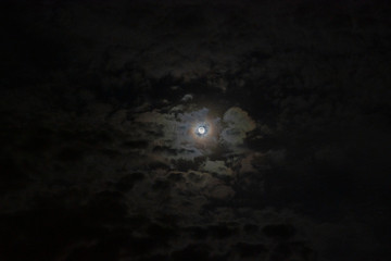 Mitternacht: Vollmond mit Wolken