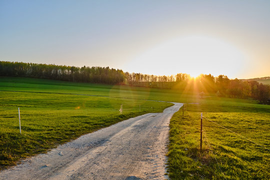 Feldweg im Sonnenuntergang