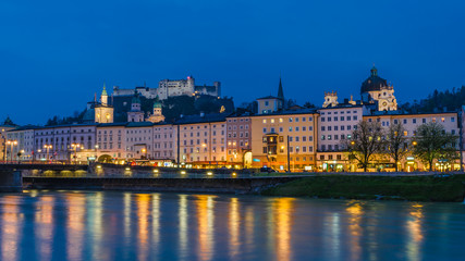 Fototapeta premium Salzburg Altstadt am Salzachufer zur blauen Stunde
