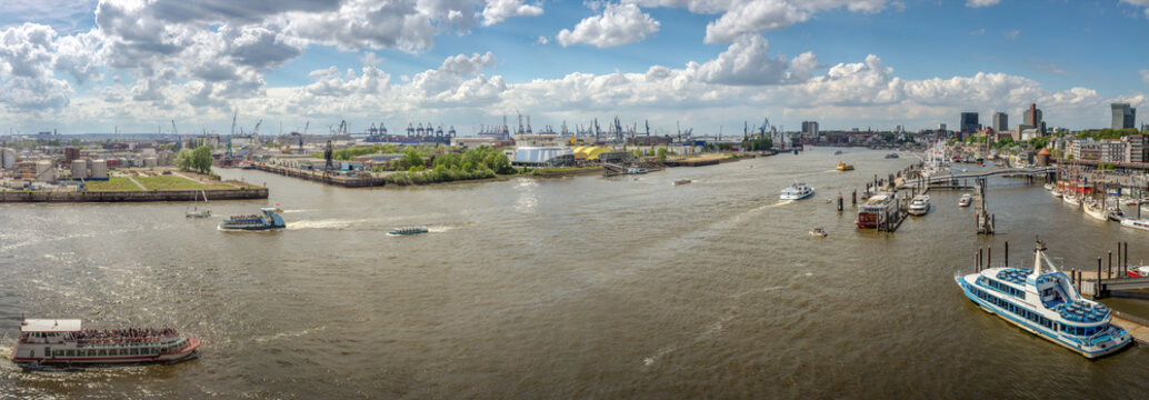 Panorama bei sonnigem Wetter vom Hamburger Hafen mit Landungsbr&uuml;cken