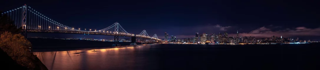 Fotobehang Panorama van de skyline van San Francisco & 39 s nachts met baaibrug. San Francisco, Californië, CA, VS. © Thorin Wolfheart