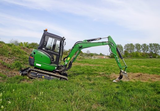 Gr&uuml;ner Minibagger