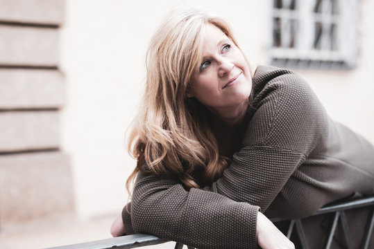 Portr&auml;t einer nachdenklichen Frau im Freien