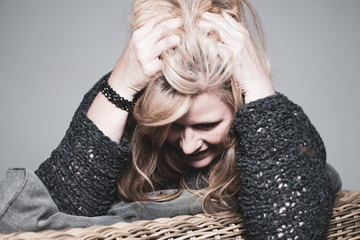 Frau zerrauft sich die Haare, wilde Haare  