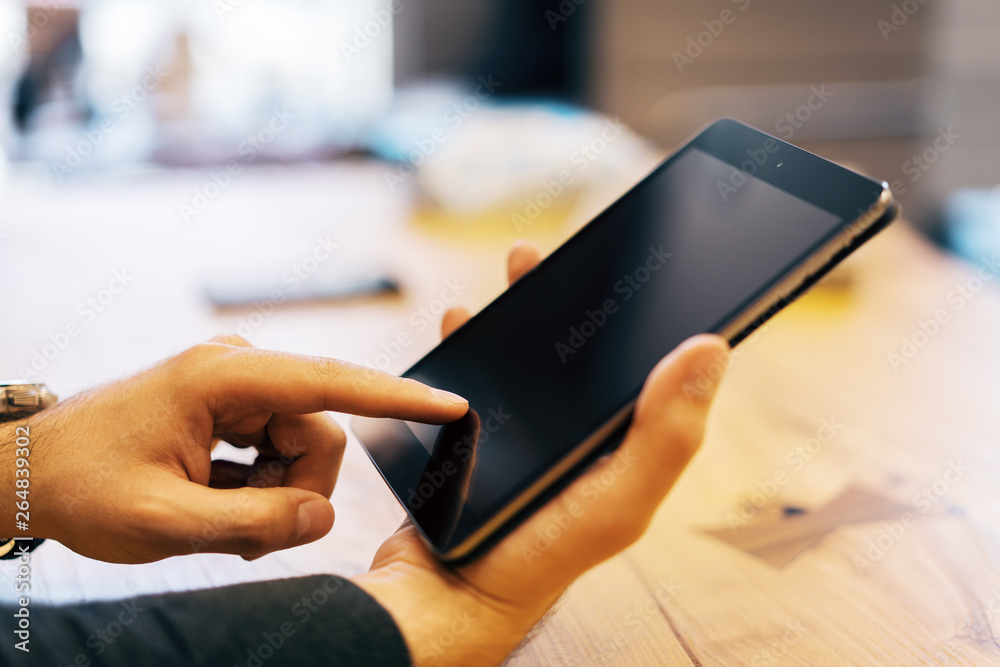 Aufkleber sideview of businessman using tablet
