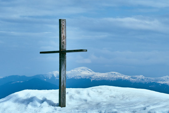 mountain cross with bit mountains in the background