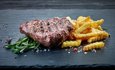 Foto op Plexiglas grilled beef fillet steak and fried potatoes © Mara Zemgaliete