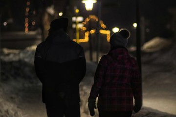 Para chodząca w nocy