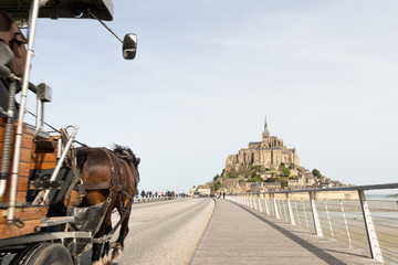 Mit eine Pferdekutsche auf dem Weg zur Le Mont-Saint_michel, Frankreich, Normandie.