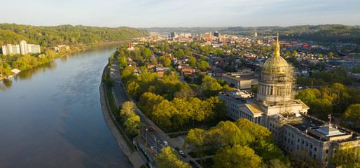 Naklejka premium Long Panoramic View Charleston West Virginia Capitol City