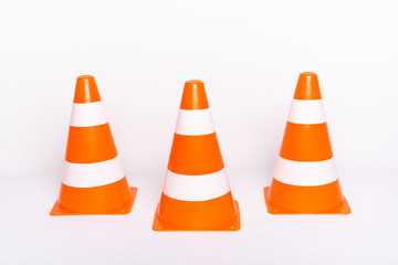 Baustelle Konzept mit drei Kegeln in orange