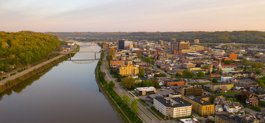 Obraz premium Long Panoramic View Charleston West Virginia Capitol City