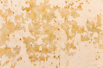 Wand mit abgeplatzter beiger Farbe