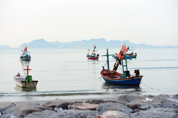 Obraz premium Views at the beach and small fishing boats parked on the beach in the early morning.