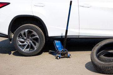 spring tire fitting. Replacing studded wheels with ordinary ones. The jack on the other hand lifts...